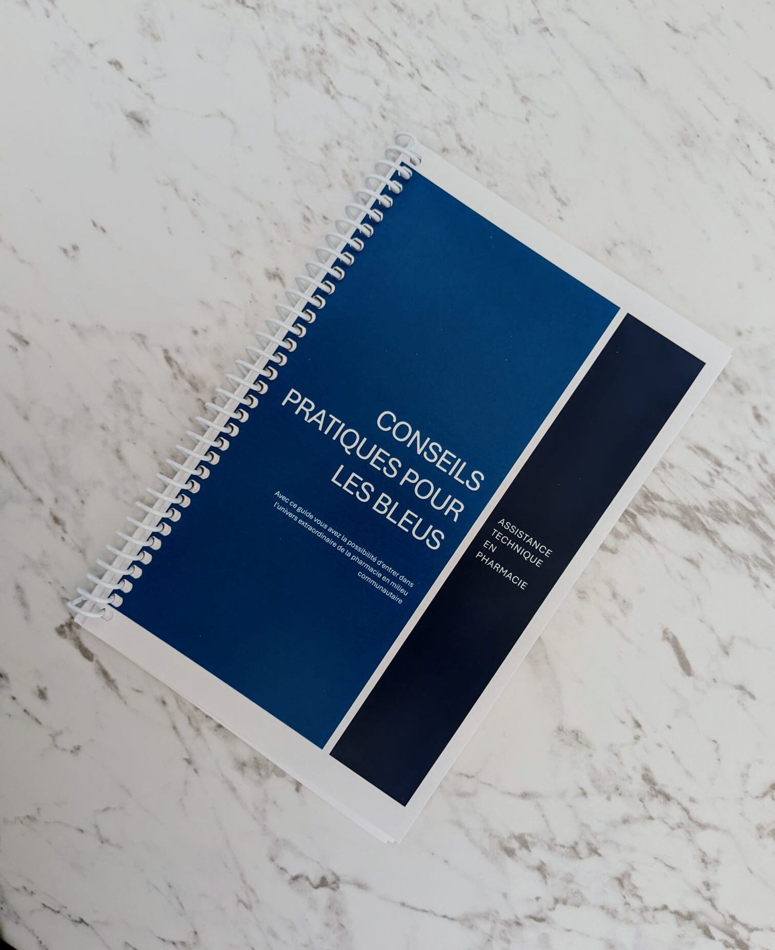 Livre de conseils pratiques, spirale, sur marbre.